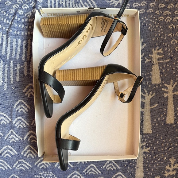 Lulu's Black and Tan Block Heel Sandals - Picture 4 of 6